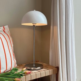 Lago 55cm Chrome portable De Dyberg Larsen - Den kan anv&auml;ndas b&aring;de inomhus och utomhus och har en batteritid p&aring; upp till &aring;tta timmar per laddning.