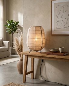Delino Beige De By Rydéns - Le lampadaire est fourni avec un c&acirc;ble en plastique noir de 2,5 m, un interrupteur au pied et une prise secteur.