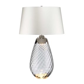 Lena 74cm Blanc/fumée lampe de table De Elstead Lighting - Sk&auml;rmen &auml;r av satinmjuk textil i en offwhite f&auml;rg med en matt silverlaminerad insida.