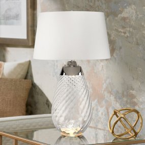Lena 74cm Blanc/fumée lampe de table De Elstead Lighting - Sk&auml;rmen &auml;r av satinmjuk textil i en offwhite f&auml;rg med en matt silverlaminerad insida.