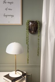 Bonnet 40cm Blanc De Leitmotiv - Son abat-jour blanc et ses élégants détails en laiton lui confèrent un style tendance, tandis que la lampe diffuse une lumière chaude et agréable.