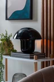 Mushroom 25cm Noir De Leitmotiv - L'abat-jour diffuse une lumière douce et non éblouissante vers le bas, créant ainsi une ambiance chaleureuse et intime.