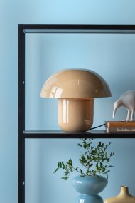 Mushroom 25cm Beige De Leitmotiv - L'abat-jour diffuse une lumi&egrave;re douce et non &eacute;blouissante vers le bas, cr&eacute;ant ainsi une ambiance chaleureuse et intime.