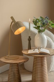 Smart 56cm Beige lampe de bureau De Leitmotiv - Grâce à son abat-jour orientable, la lumière est parfaitement dirigée, idéale comme lampe de lecture sur un bureau ou une table de chevet.