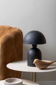 Boaz Mini 30cm Noir De Leitmotiv - Elle est fournie avec un câble noir de 2 mètres, un interrupteur et une prise.