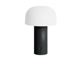 Luca LED 22cm Noir portable De Leitmotiv - Grâce à sa conception LED sans fil, la lampe offre une grande liberté de placement et, avec une autonomie allant jusqu'à 8 heures, elle est idéale pour créer une ambiance chaleureuse.