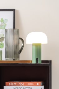 Luca LED 22cm Vert portable De Leitmotiv - Grâce à sa conception LED sans fil, la lampe offre une grande liberté de placement et, avec une autonomie allant jusqu'à 8 heures, elle est idéale pour créer une ambiance chaleureuse.