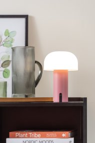 Luca LED 22cm Rose portable De Leitmotiv - Fabriquée en métal avec une jolie finition rose, elle est dotée d'un abat-jour en plastique blanc laiteux qui diffuse une lumière douce et agréable.