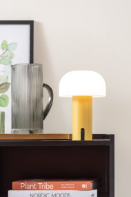 Luca LED 22cm Jaune portable De Leitmotiv - Grâce à sa conception LED sans fil, la lampe offre une grande liberté de placement et, avec une autonomie allant jusqu'à 8 heures, elle est idéale pour créer une ambiance chaleureuse.