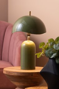 Querido 40cm Vert lampe de table De Leitmotiv - Fabriquée en métal avec une finition vert mat et brillant et des détails dorés, elle apporte une touche de style à votre intérieur.