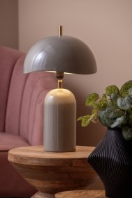 Querido 40cm Gris lampe de table De Leitmotiv - Fabriquée en métal avec une finition gris brillant et des détails dorés, elle apporte une touche de style à votre intérieur.