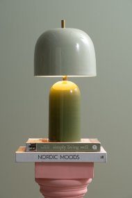 Rico 43cm Vert lampe de table De Leitmotiv - Elle est fournie avec un câble textile noir de 2 mètres, un interrupteur et une prise.