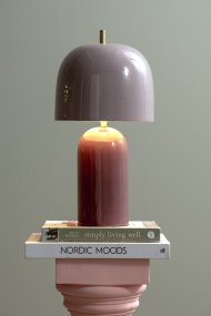 Rico 43cm Violet lampe de table De Leitmotiv - Elle est fournie avec un câble textile noir de 2 mètres, un interrupteur et une prise.