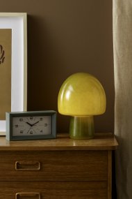 Gozar 27cm Vert lampe de table De Leitmotiv - Sa forme de champignon délicate et sa surface brillante assurent une répartition agréable de la lumière et une harmonie visuelle.