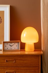 Gozar 27cm Jaune lampe de table De Leitmotiv - Sa forme délicate de champignon et sa surface brillante assurent une répartition agréable de la lumière et une harmonie visuelle.