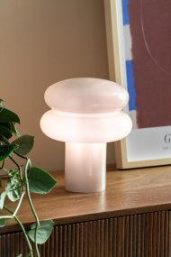 Incesante 24cm Gris lampe de table De Leitmotiv - Incesante est une lampe de table sculpturale en verre d'un vert chaud qui diffuse une lumière douce et tamisée.