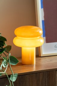 Incesante 24cm Jaune lampe de table De Leitmotiv - Incesante est une lampe de table sculpturale en verre, dotée d'un abat-jour jaune profond qui diffuse une lumière chaude et tamisée.