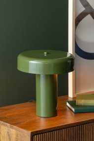 Riqueza Palo 26cm Vert lampe de table De Leitmotiv - Sur une table d'appoint ou un bureau, elle apporte une touche de subtilité et de raffinement.