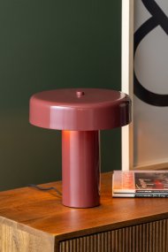 Riqueza Palo 26cm Bourgogne lampe de table De Leitmotiv - L'élégante lampe de table Riqueza Palo, en métal brillant avec abat-jour bordeaux, séduit par sa silhouette élancée et son design épuré.