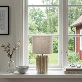 Flint 33cm Beige lampe de table De Cottex - Flint trouvera sa place sur un bureau, une table d'appoint ou pr&egrave;s d'une fen&ecirc;tre, et deviendra un &eacute;l&eacute;ment de d&eacute;coration tendance dans n'importe quelle pi&egrave;ce.