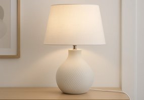 Manchester 50cm Blanc De Nordic Lighting - Elle est fournie avec un c&acirc;ble en plastique blanc de 1,8 m avec interrupteur et prise.
