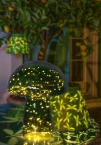 Mushroom 35cm Vert lampe de table De Pixie Design - Il est &eacute;quip&eacute; d&#39;une minuterie et d&#39;un variateur pratique &agrave; 5 niveaux pour r&eacute;gler la lumi&egrave;re selon les besoins, ce qui le rend parfait &agrave; la fois comme &eacute;clairage de travail et comme &eacute;clairage de soir&eacute;e confortable.