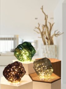 Bergsten 22cm Vert lampe de table De Pixie Design - Il est &eacute;quip&eacute; d'une minuterie et d'un variateur pratique &agrave; 5 niveaux pour r&eacute;gler la lumi&egrave;re selon les besoins, ce qui le rend parfait &agrave; la fois comme &eacute;clairage de travail et comme &eacute;clairage de soir&eacute;e chaleureux.