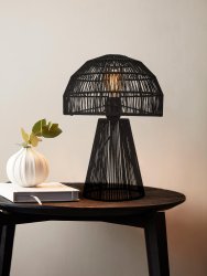 Porcini 37cm Noir lampe de table De PR Home - La lampe de table Porcini est une lampe artisanale fabriquée à partir d'un cadre en métal enveloppé à la main de fil brillant, permettant à la lumière de filtrer finement à travers les fils.