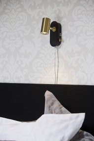 Gusto Noir lampe de lecture De Aneta Lighting - Gusto dispose d'une source de lumière LED blanc chaud de 5 W et offre 400 lumens.