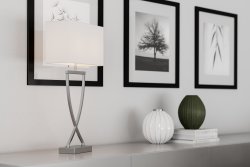 Omega 52cm Blanc lampe de table De By Rydéns - La longueur du câble de la lampe de table Omega est de 200 centimètres et l'interrupteur d'alimentation est allumé.