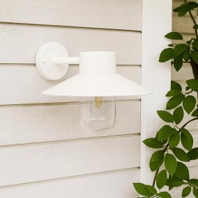 Onsala Blanc lampe d’extérieur De Nordic Lighting - Elle est particuli&egrave;rement adapt&eacute;e &agrave; une utilisation dans une entr&eacute;e, sur une terrasse ou dans un garage.
