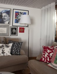 Orlando Chrome lampadaire De By Rydéns - Gr&acirc;ce &agrave; la lampe LED, vous obtenez une meilleure lumi&egrave;re lors de la lecture, c&#39;est pourquoi la lampe est souvent plac&eacute;e &agrave; c&ocirc;t&eacute; de votre table de chevet pr&eacute;f&eacute;r&eacute;e.