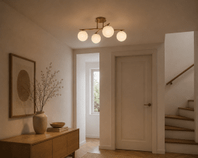 Globi 4 Ø65 Laiton brossé/blanc plafonnier De Nordic Lighting - Id&eacute;al pour les couloirs, les chambres ou les salons, il offre un &eacute;clairage d&eacute;coratif et g&eacute;n&eacute;ral de qualit&eacute;.