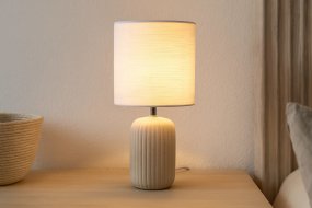 Palizzo 33cm Beige De Nordic Lighting - Elle est fournie avec un c&acirc;ble en plastique blanc de 1,8 m avec interrupteur et prise.