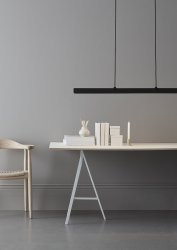 Fold 118cm Texture noire De Belid - Chaque lampe est un chef-d'&oelig;uvre du design su&eacute;dois avec des ferrures moul&eacute;es et des d&eacute;tails en relief qui mettent en valeur le savoir-faire solide et montrent comment le m&eacute;tal peut absorber la lumi&egrave;re.