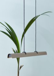 Fold 118cm Sable De Belid - Chaque lampe est un chef-d'&oelig;uvre du design su&eacute;dois avec des ferrures moul&eacute;es et des d&eacute;tails en relief qui mettent en valeur le savoir-faire solide et montrent comment le m&eacute;tal peut absorber la lumi&egrave;re.
