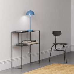 Vienda 48cm Bleu lampe de table De Herstal - La lampe de table Vienda avec son design classique et &eacute;l&eacute;gant permet une utilisation &agrave; long terme dans le salon.