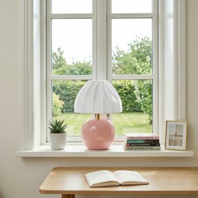 Peach 27cm Rose lampe de table De Cottex - Peach est id&eacute;ale sur une table d'appoint, une table de chevet ou pr&egrave;s d'une fen&ecirc;tre.