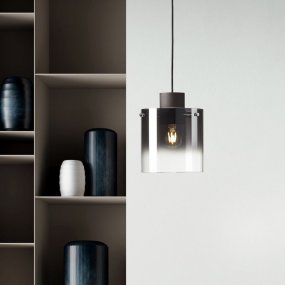 Beth Ø20 Couleur fumée suspension De Brilliant - Elle s'intègre parfaitement au-dessus de la table à manger et crée un éclairage d'ambiance dans la maison.