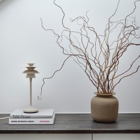 Picasso 35cm Nougat lampe de table De Belid - La famille Picasso se compose de suspensions, de lampes de table et de lampadaires.