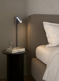 Pipeline Chrome lampe de lecture De Herstal - Installez-la dans la chambre, o&ugrave; sa lumi&egrave;re cibl&eacute;e et pr&eacute;cise est parfaite pour la lecture ou pour cr&eacute;er une ambiance chaleureuse.