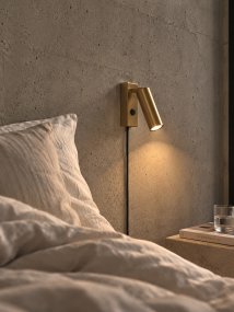 Pipeline Laiton lampe de lecture De Herstal - Elle diffuse une lumi&egrave;re douce et cibl&eacute;e, id&eacute;ale comme lampe de chevet ou pour &eacute;clairer d'autres pi&egrave;ces &agrave; vivre.