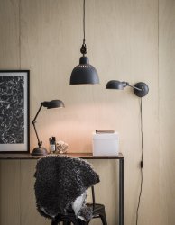 Cleveland Ø23 Gris suspension De PR Home - La lampe est dot&eacute;e d&#39;un c&acirc;ble de 1,6 m&egrave;tre de long et d&#39;une douille de plafond de la m&ecirc;me couleur que la lampe.