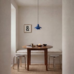 Primus IV Ø28 Bleu suspension De Belid - La suspension Primus de Belid est une lampe classique en m&eacute;tal d'un bleu profond rehauss&eacute; de d&eacute;tails noirs mats.