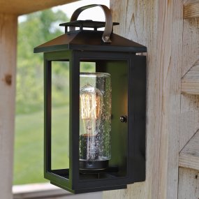Atwater 35cm Noir De Elstead Lighting - Med IP44-klassning &auml;r Atwater skyddad mot fukt och v&auml;derp&aring;verkan, vilket g&ouml;r den till en elegant och l&aring;ngvarig l&ouml;sning f&ouml;r entr&eacute;er, uteplatser och tr&auml;dg&aring;rdsmilj&ouml;er.
