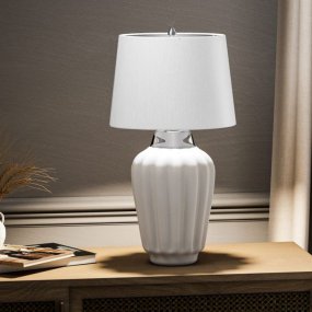 Bexley 56cm Blanc lampe de table De Elstead Lighting - Den levereras med en avsmalnande lampsk&auml;rm i ljus elfenbensf&auml;rgad konstsilke med en silverlaminerad insida, handgjord i Storbritannien.