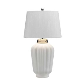Bexley 56cm Blanc lampe de table De Elstead Lighting - Den levereras med en avsmalnande lampsk&auml;rm i ljus elfenbensf&auml;rgad konstsilke med en silverlaminerad insida, handgjord i Storbritannien.