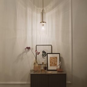 Kimrose Ø18 Nickel suspension De Elstead Lighting - L'abat-jour cylindrique en verre est transparent et présente des rainures verticales, créant un effet d'éclairage unique et subtil.