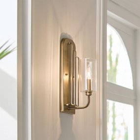 Kimrose 35cm Laiton brossé applique murale De Elstead Lighting - L'abat-jour cylindrique en verre est transparent et pr&eacute;sente des rainures verticales, cr&eacute;ant un effet d'&eacute;clairage unique et subtil.