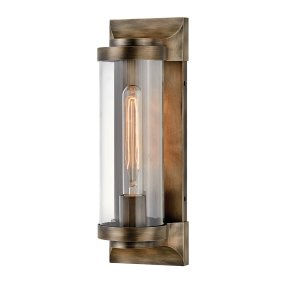 Pearson Bronze lampe d’extérieur De Elstead Lighting - Tillverkad av aluminium, m&auml;ssing och glas, erbjuder den en robust och h&ouml;gkvalitativ konstruktion med en vacker bronsfinish.